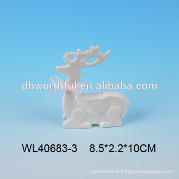 Estatuillas blancas de los ciervos de la porcelana que se sientan como regalo 2016 de la Navidad